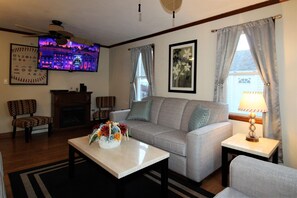 Smart TV, DVD player, table football, books - Cooperstown Baseball Rentals - Avonmora (Maryland)