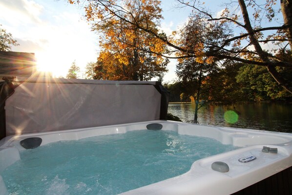 Outdoor spa tub