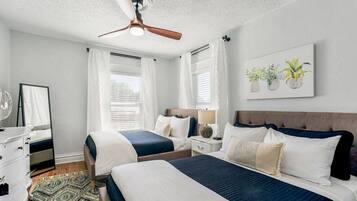 4 chambres, bureau, fer et planche à repasser, lit parapluie