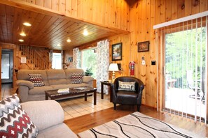 Smart TV, reproductor de DVD, futbolito y libros 