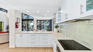 Een koelkast, een magnetron, een oven, een kookplaat