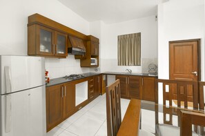 Micro-ondes, batterie de cuisine, vaisselle et ustensiles