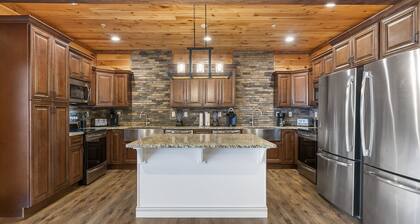 Private Indoor Pool-Hot Tub-Multiple Games-Free Daily Tickets-Expansive Deck-Breathtaking Views!