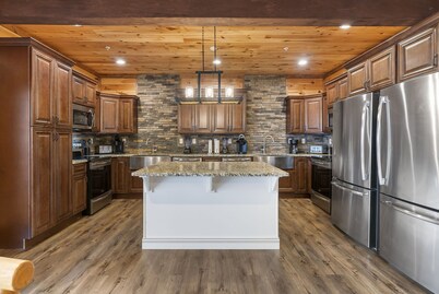 Private Indoor Pool-Hot Tub-Multiple Games-Free Daily Tickets-Expansive Deck-Breathtaking Views!