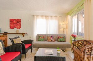 TV, books - 2BD  5-guest Unique Condo Beachfront (Tulum)