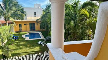 Suíte premier, várias camas, para não fumantes, vista para o jardim | Camas Select Comfort, ferros/tábuas de passar roupa, berços grátis