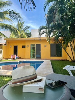 1 habitación, colchones Select Comfort y tabla de planchar con plancha