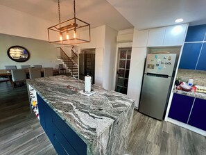 公用冰箱、公用微波炉、炉灶、厨具/餐具