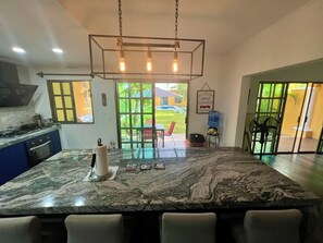 公共區域設有雪櫃、公共區域設有微波爐、爐具、廚房用具/餐具/器皿