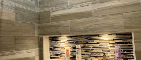 Chambre Quadruple Familiale, non-fumeurs, vue jardin | Salle de bain | Articles de toilette gratuits, sèche-cheveux, serviettes fournies