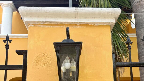 A wall with the text "CANCUN SOHO" and a decorative lamp. - Cancun - Soho (Cancun)