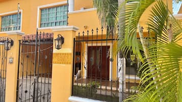 Fachada de la propiedad