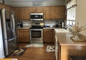 Fridge, microwave, oven, stovetop - Completely furnished home (Surprise)