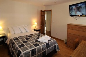 3 bedrooms, desk, iron/ironing board, free WiFi