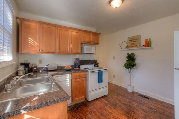 冷蔵庫、電子レンジ、オーブン、コンロ