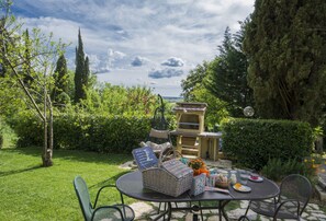 Outdoor dining - Modern Apartment 2km From City Centre out of No traffic Area - Parking Included (Siena)