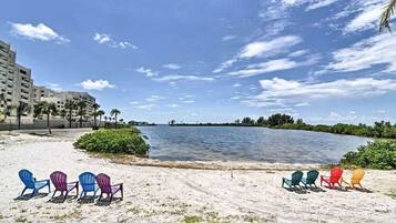 Plage, chaises longues, serviettes de plage
