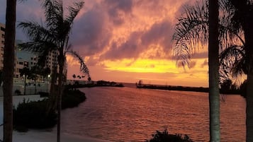 在海滩、沙滩椅、沙滩毛巾