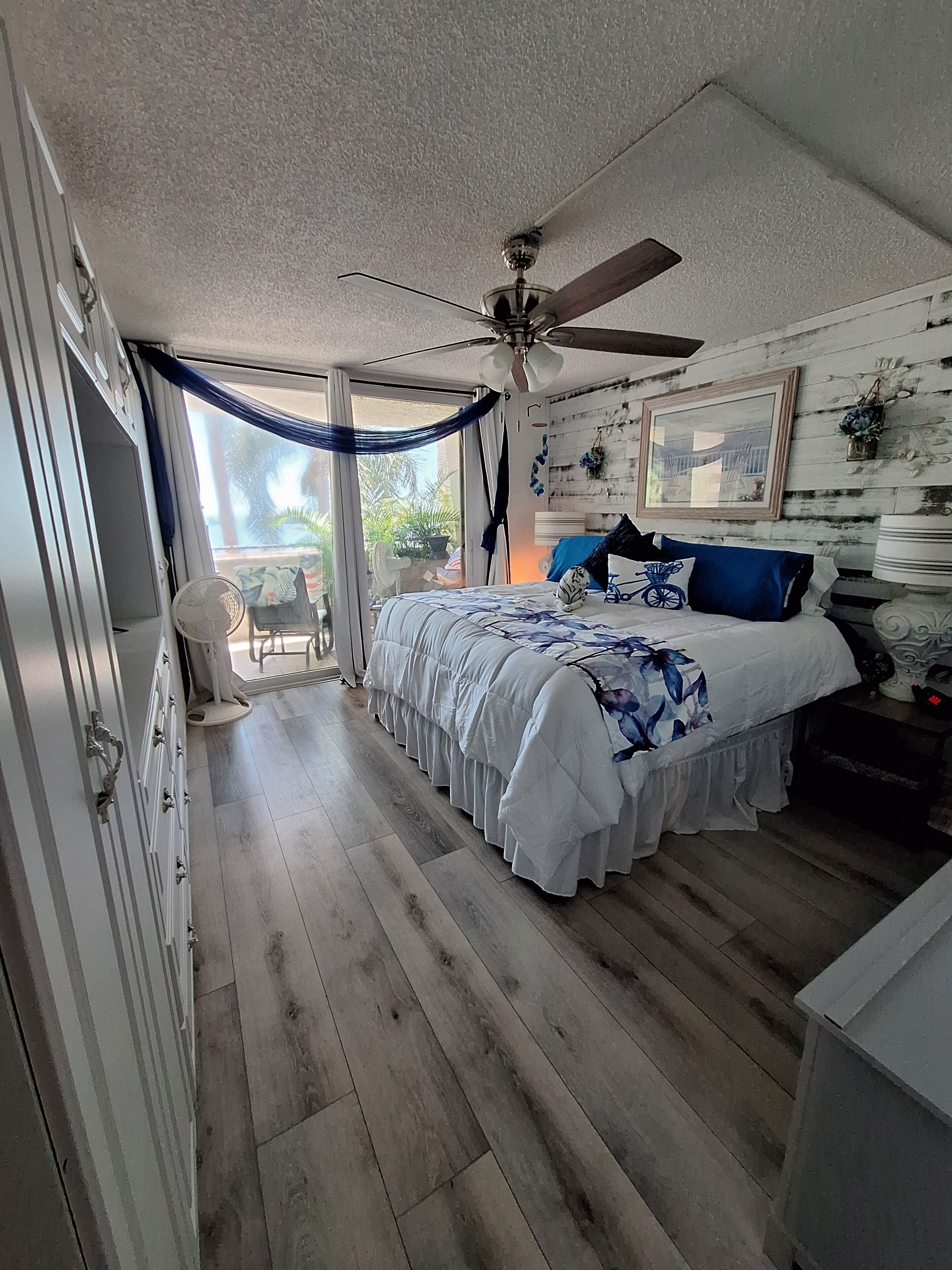 2 chambres, coffres-forts dans les chambres, bureau