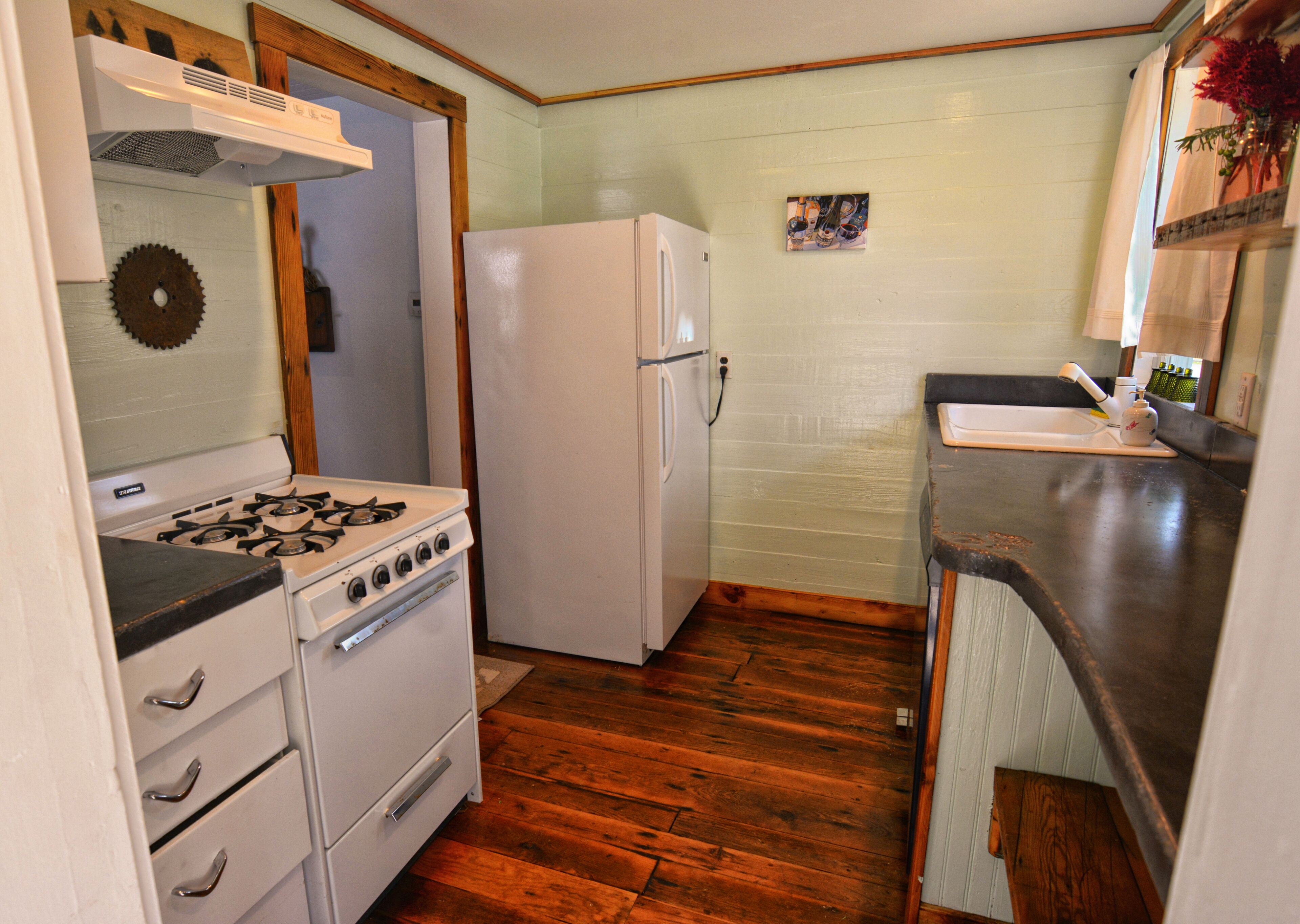 Springs Store Cottage Entire Property king bed