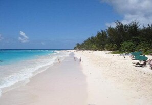 Playa en los alrededores y toallas de playa 