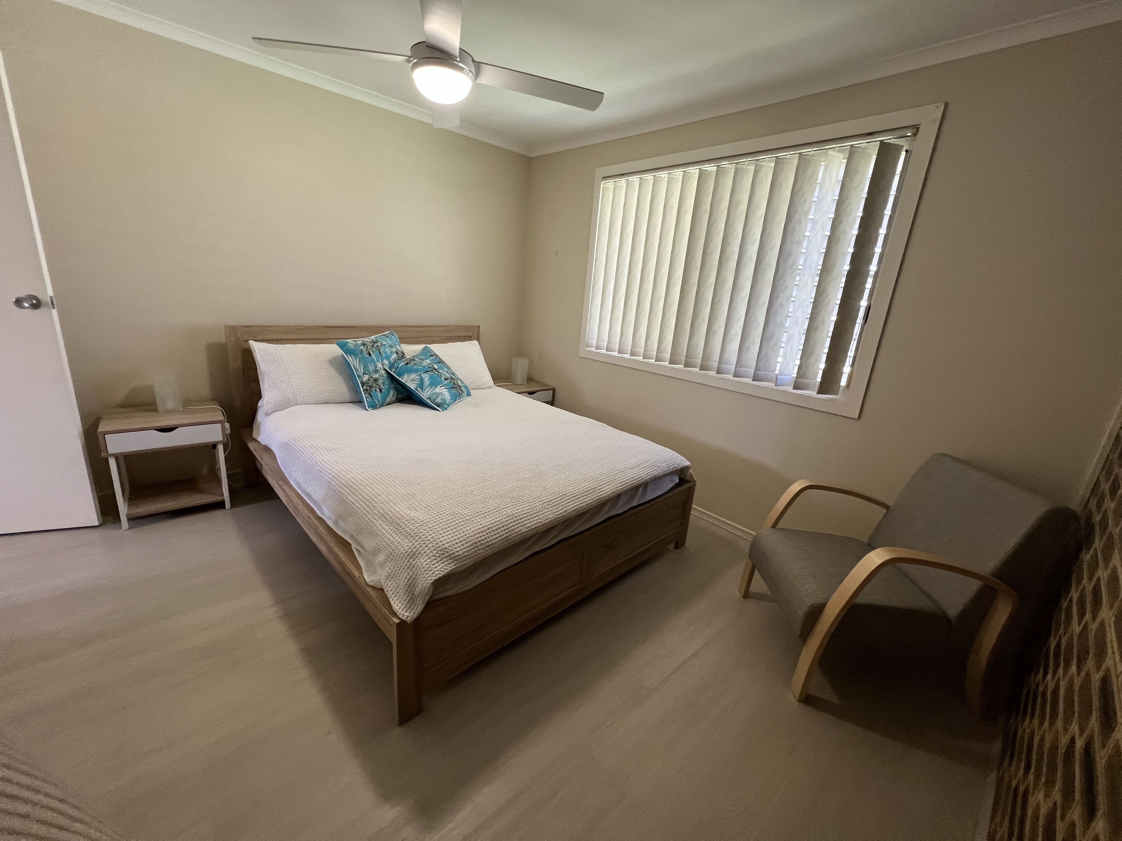 2 habitaciones y tabla de planchar con plancha 