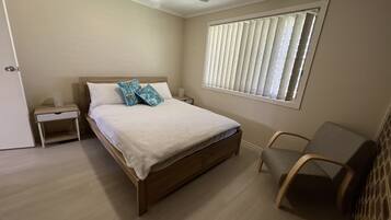 2 habitaciones y tabla de planchar con plancha