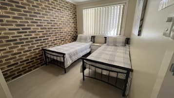 2 chambres, fer et planche Ă repasser