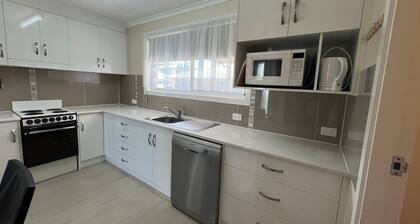 Central 2BR unit with garage, walk to beach, river, shops & cafes in Evans Head.