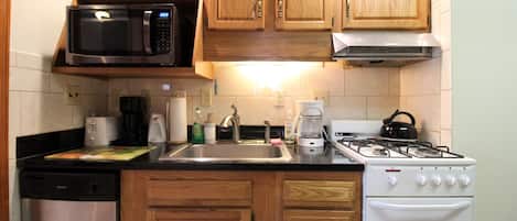 Geladeira, micro-ondas, fogão, cooktop