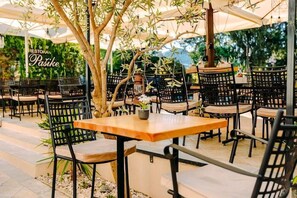 تناول الطعام بالخارج