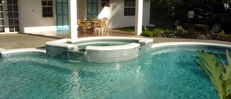 Una piscina al aire libre