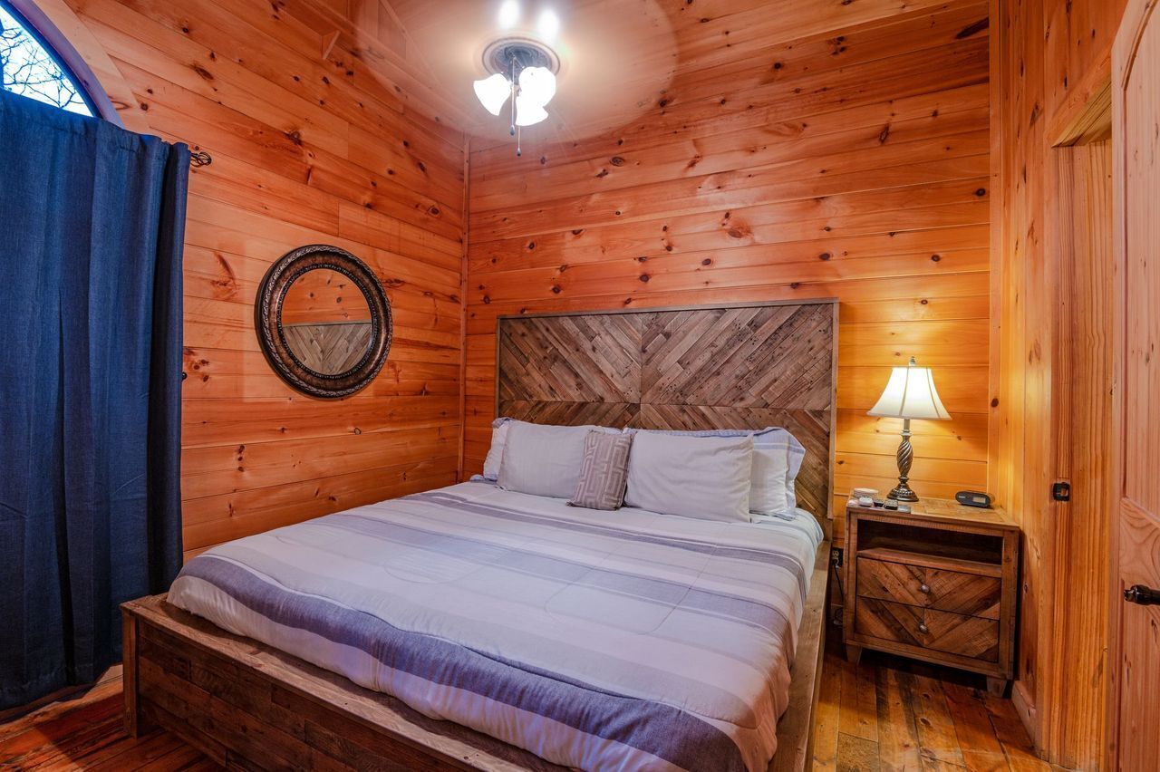 Starry Nights 1 Bedroom Cabin with King Size Bed Near Broken Bow Lake!