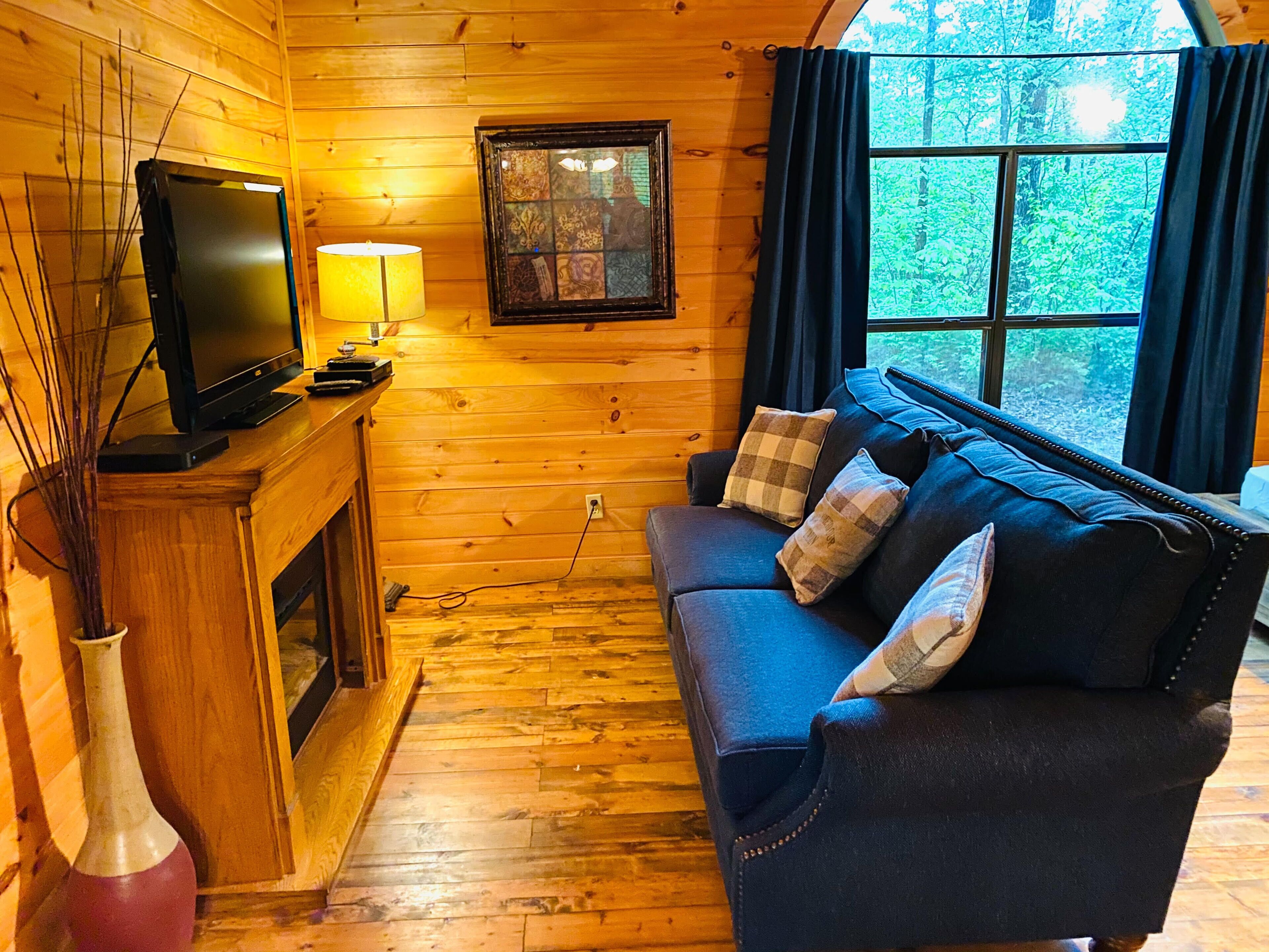 Starry Nights 1 Bedroom Cabin with King Size Bed Near Broken Bow Lake!