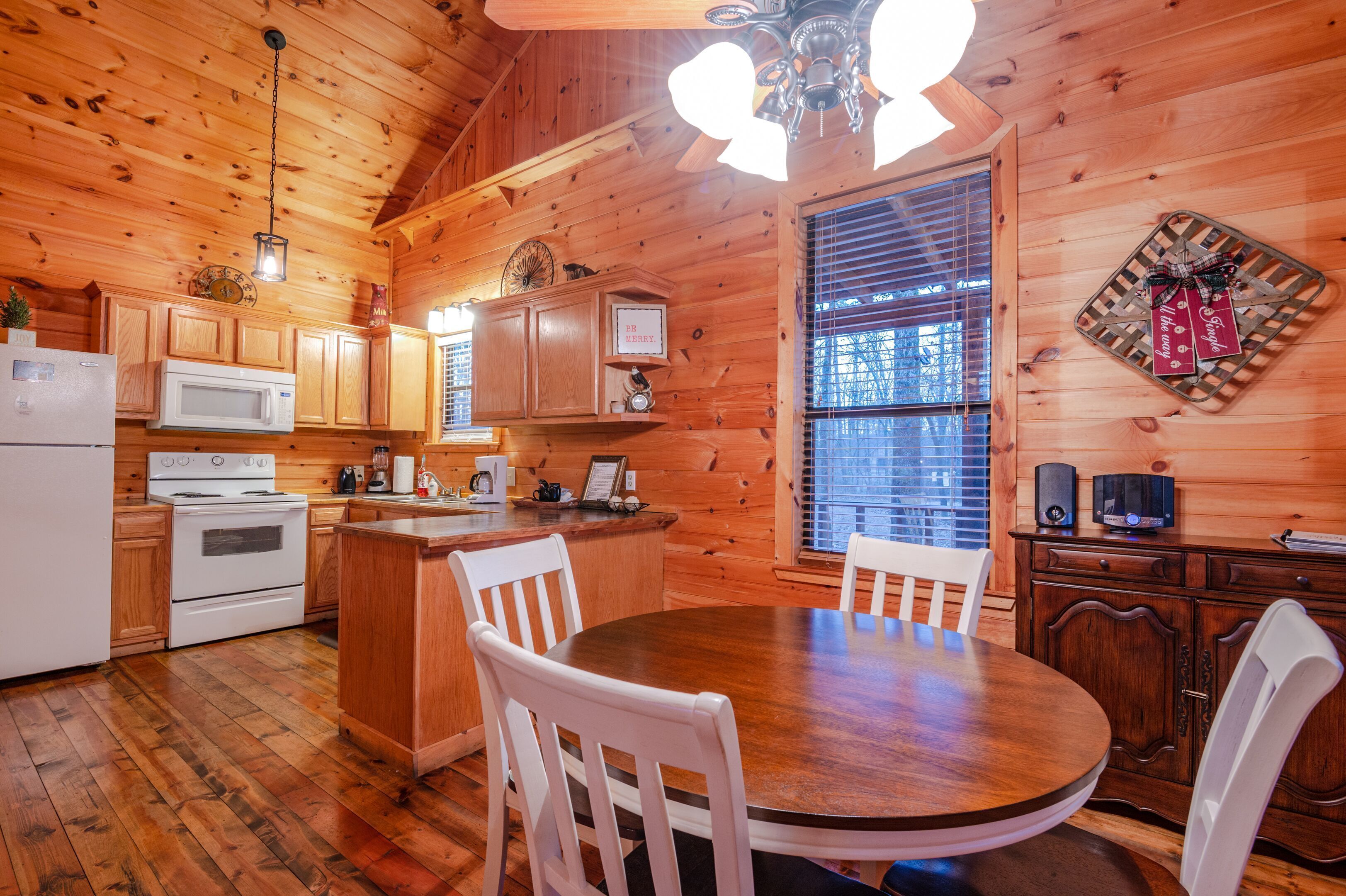 Starry Nights 1 Bedroom Cabin with King Size Bed Near Broken Bow Lake!