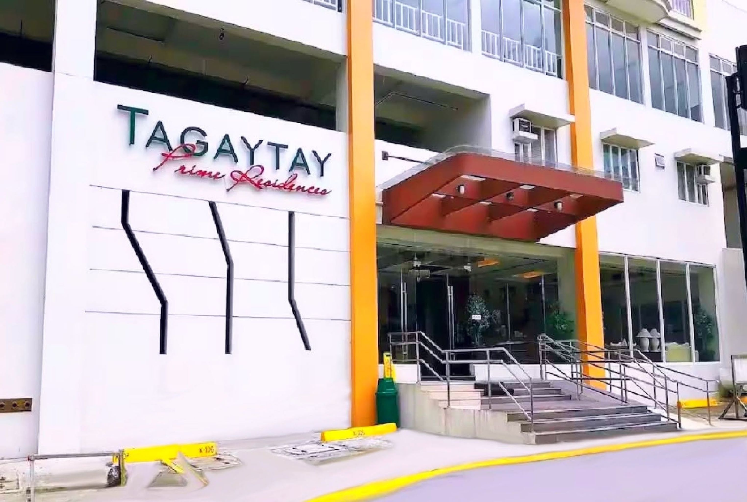 Rakennuksessa on kyltti, jossa lukee: ”TAGAYTAY Prime Residences”.
