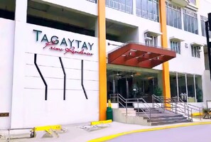 Een gebouw met een bord waarop 'TAGAYTAY Prime Residences' staat.