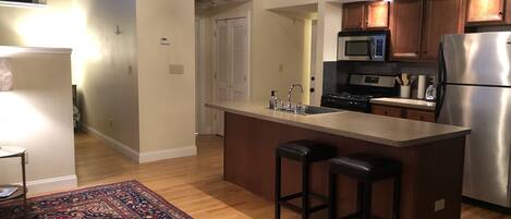 ثلاجة، ميكروويف، فرن، موقد طهي مسطح