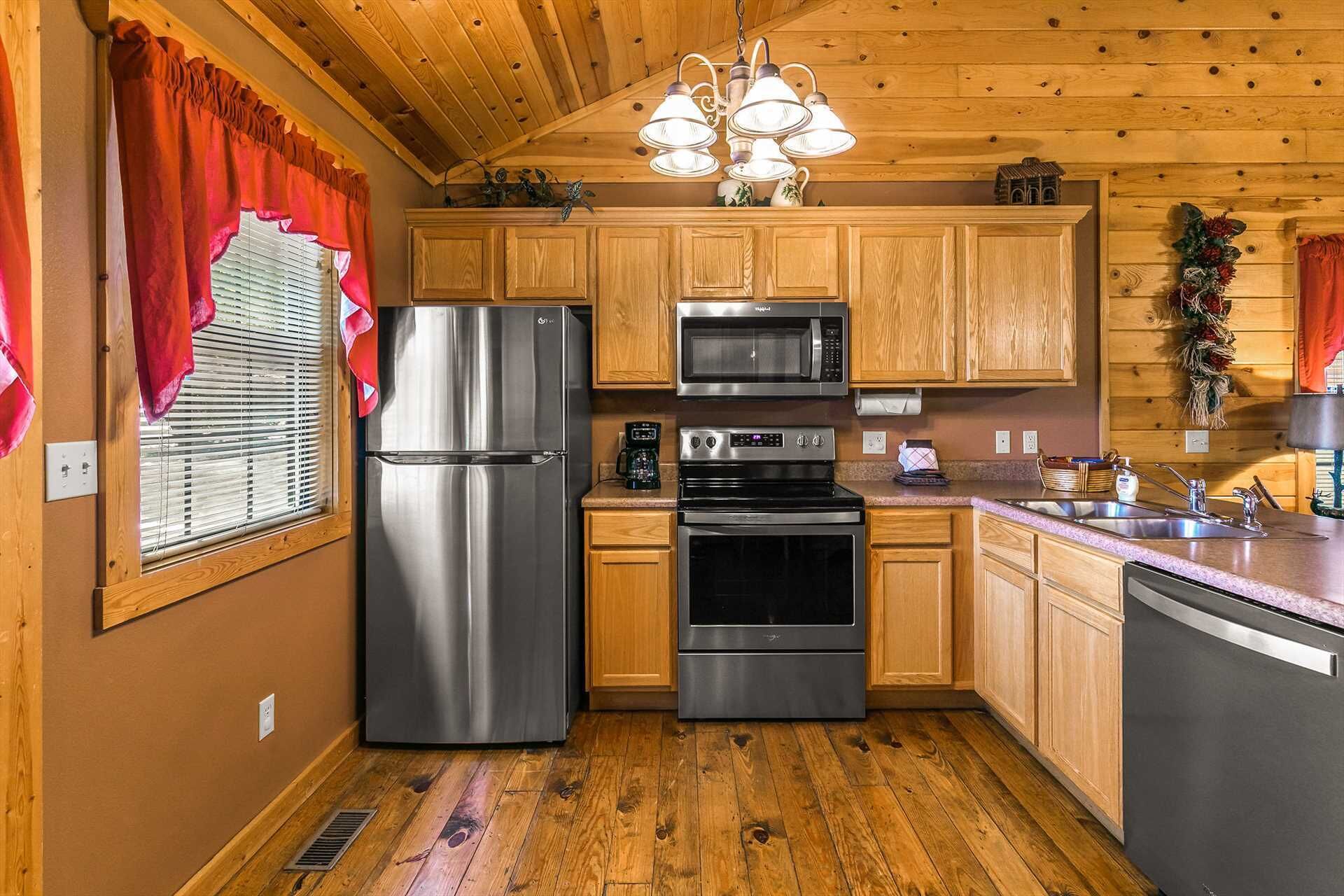 Luxury Log Cabin! King Bed, Full Kitchen, Fireplace, Wooded Views! | A4