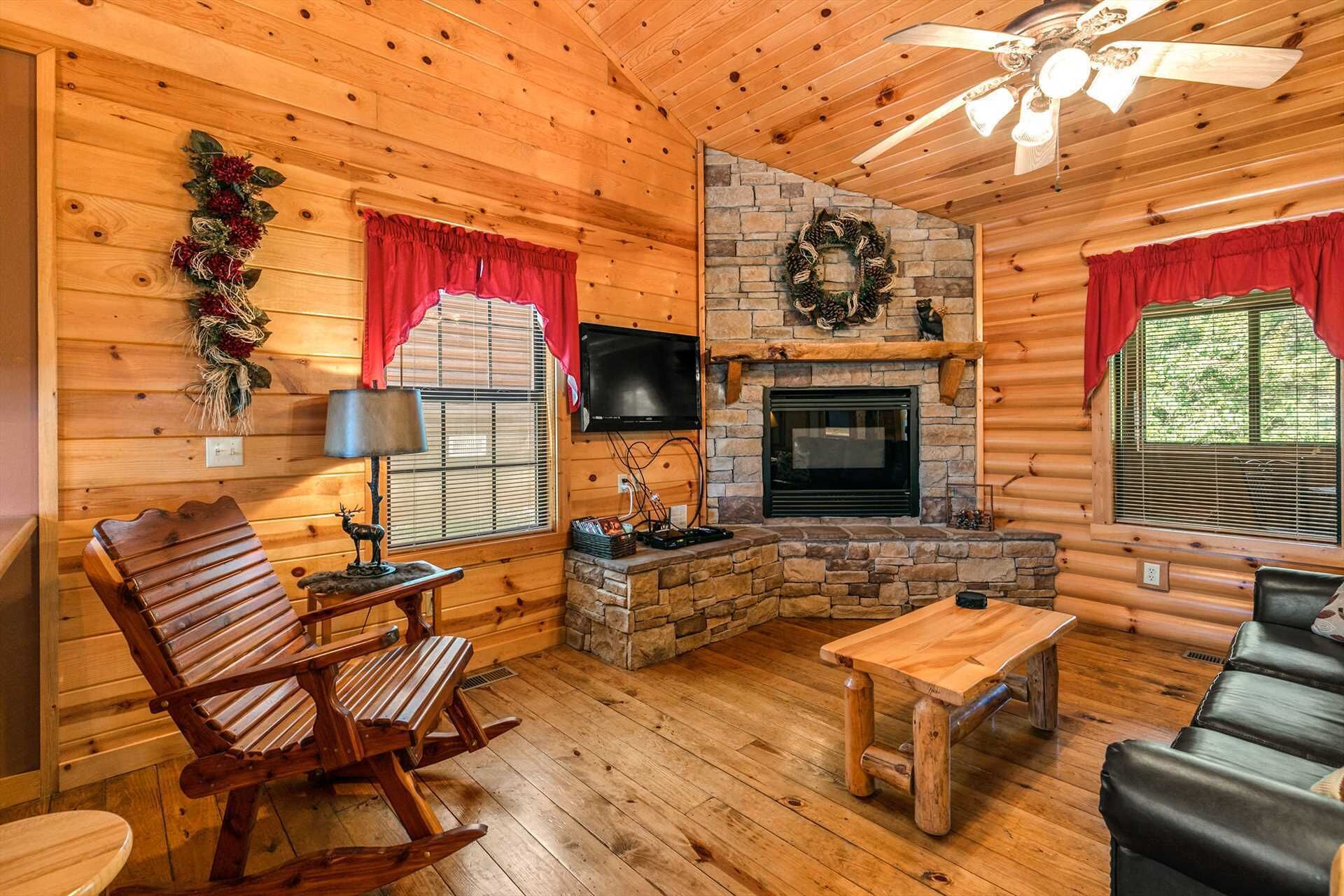 Luxury Log Cabin! King Bed, Full Kitchen, Fireplace, Wooded Views! | A4