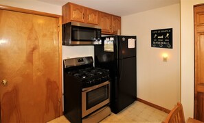 Fridge, microwave, oven, stovetop - Cooperstown Baseball Rentals - Dugout Efficiency 2 (Oneonta)