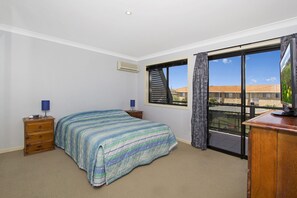 3 chambres, fer et planche à repasser