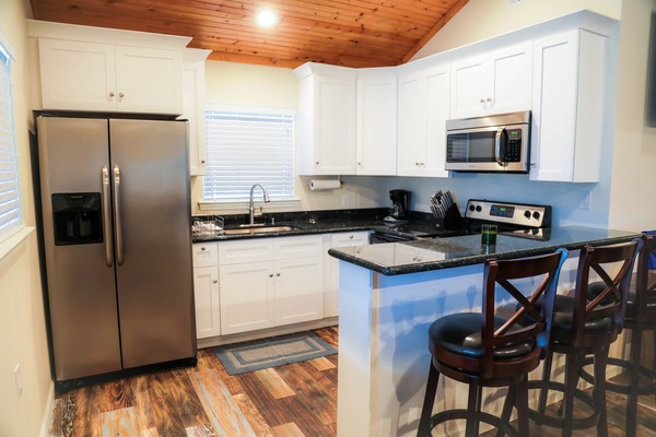 Full-sized fridge, microwave, oven, stovetop