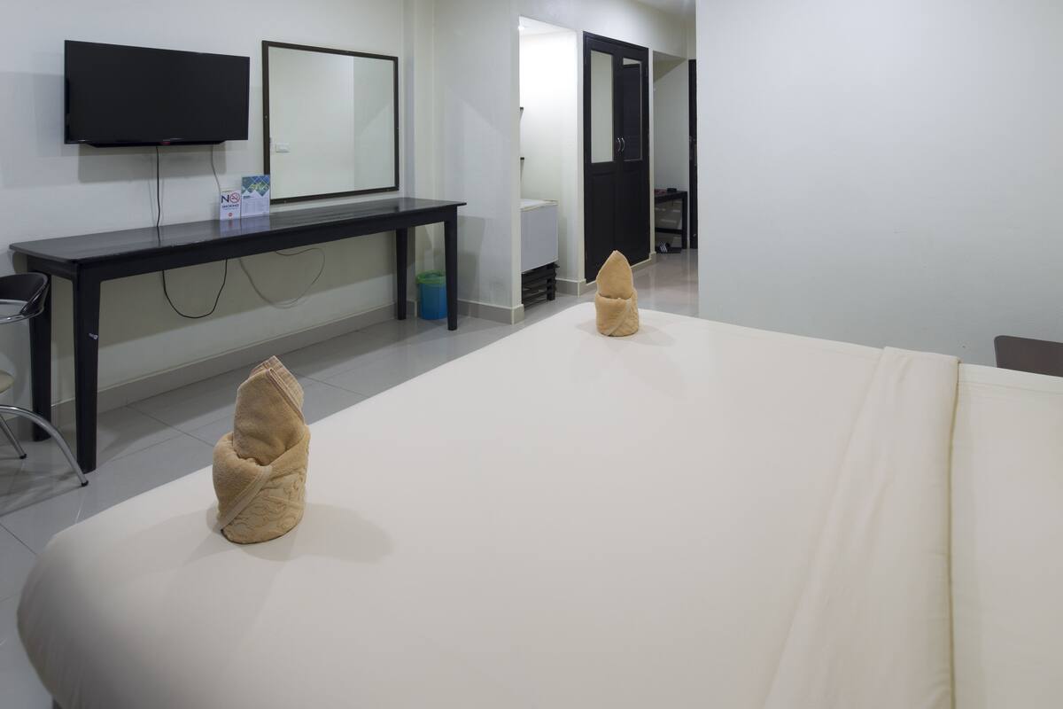 Deluxe double bed room | Desk, laptop workspace, blackout drapes, soundproofing