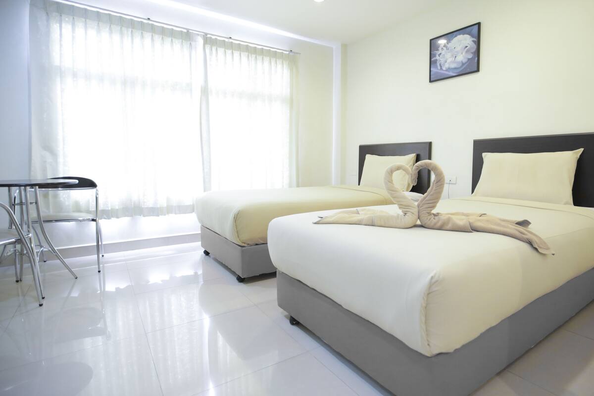 Standard twin bed room | Desk, laptop workspace, blackout drapes, soundproofing
