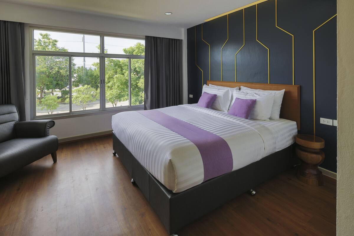 Premier Room | Desk, laptop workspace, blackout drapes, soundproofing