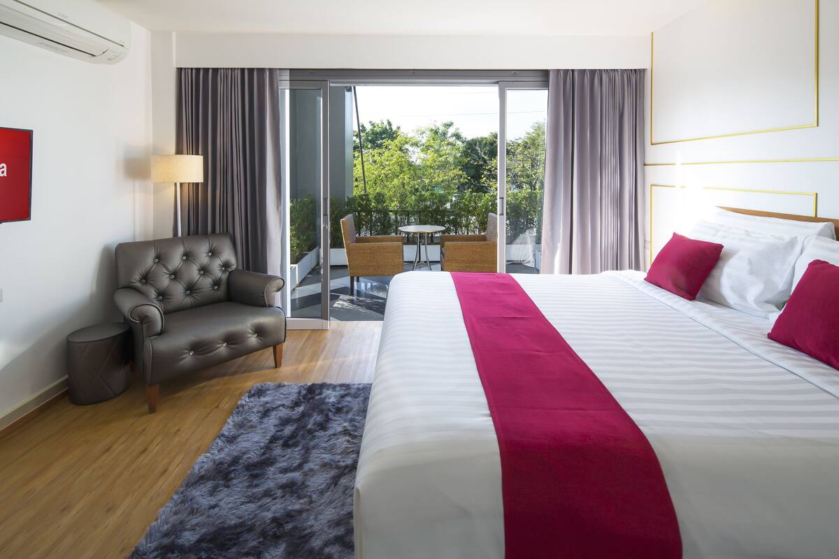 Luxury Room | Desk, laptop workspace, blackout drapes, soundproofing
