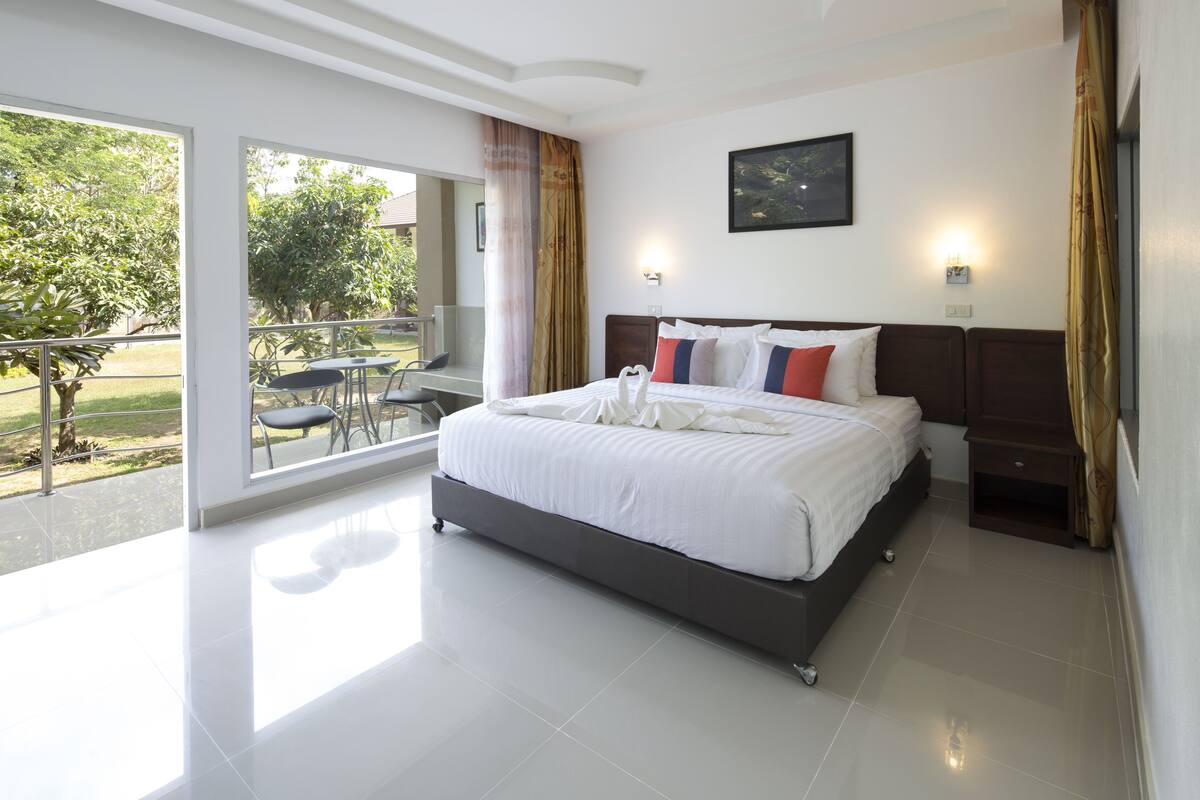 Villa standard double bed room | Desk, laptop workspace, blackout drapes, soundproofing