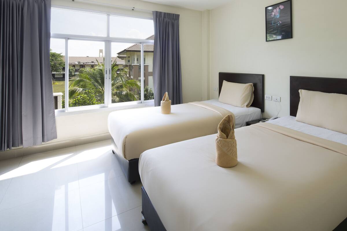 Deluxe twin bed room | Desk, laptop workspace, blackout drapes, soundproofing