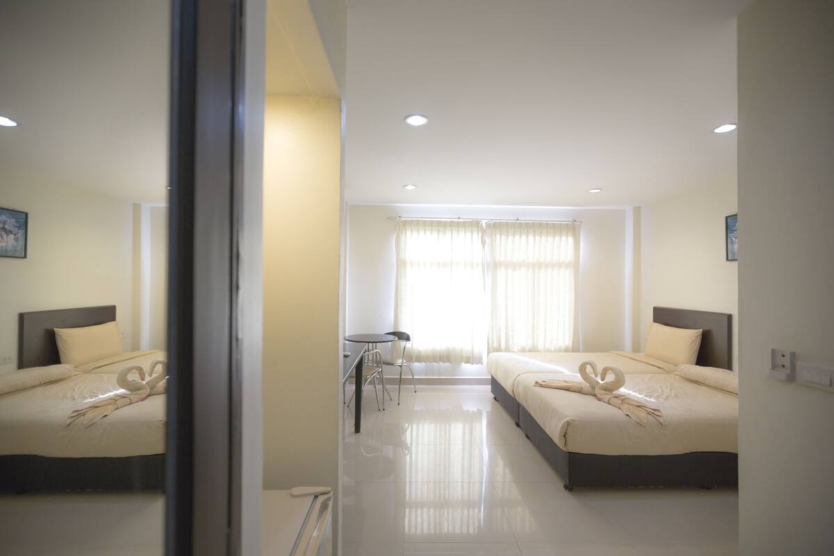Standard double bed room | Desk, laptop workspace, blackout drapes, soundproofing